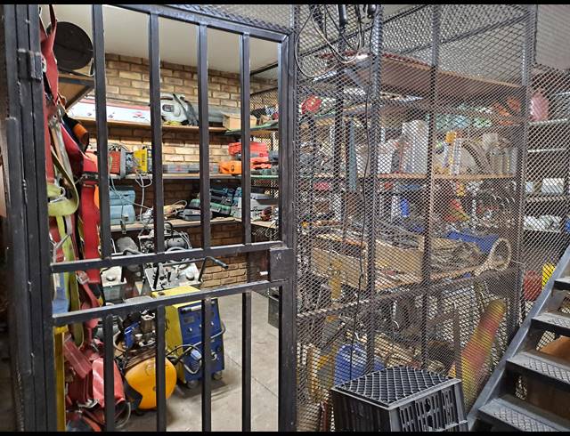 300M² WAREHOUSE FOR SALE IN SILVERTONDALE